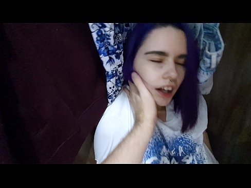 ❤️ Fann systur mína í skápnum og hjálpaði henni að koma ️❌ Harð klám hjá okkur ❌